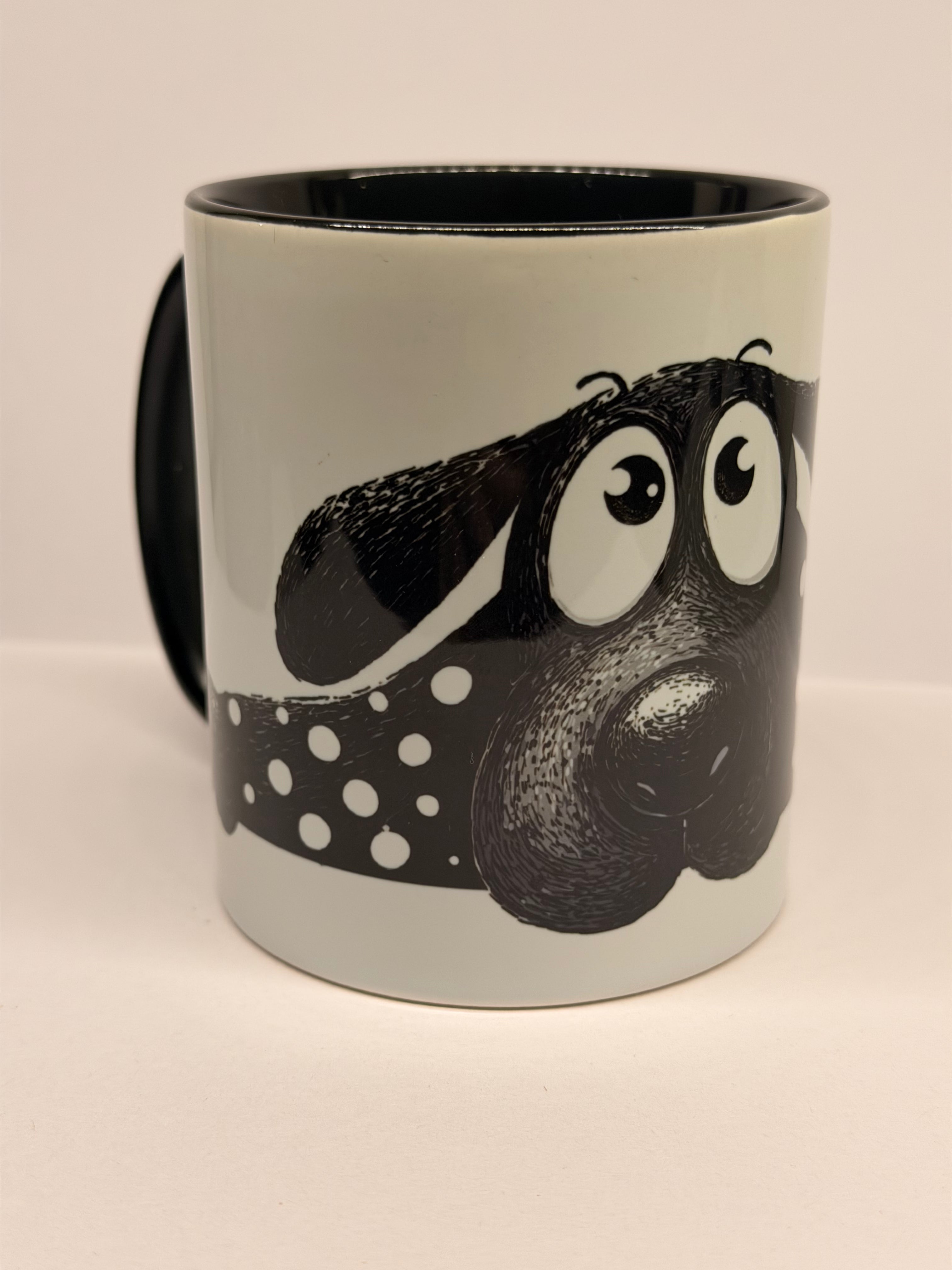 Κούπα “Black Dog Hug” – Μαύρος Σκύλος με Απλωμένα Ποδαράκια