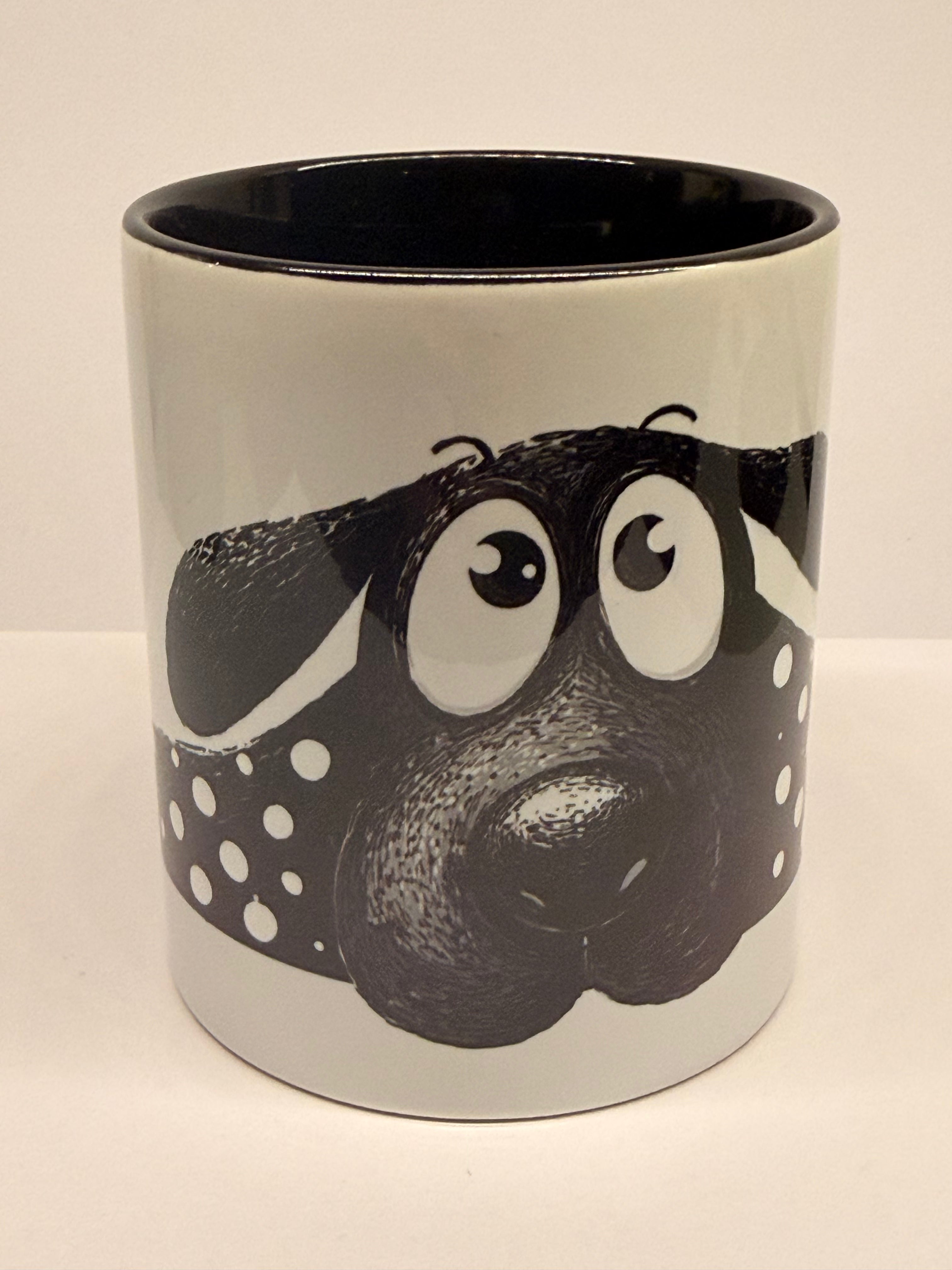 Κούπα “Black Dog Hug” – Μαύρος Σκύλος με Απλωμένα Ποδαράκια